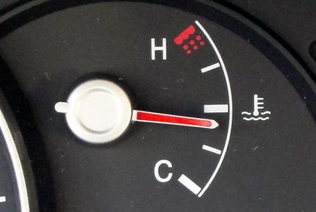 Săgeata temperaturii motorului sare: de ce se întâmplă acest lucru și ce să-i faci șoferului