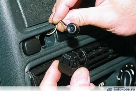 Si të fikni alarmin në një makinë pa një tastierë për të ndezur motorin?